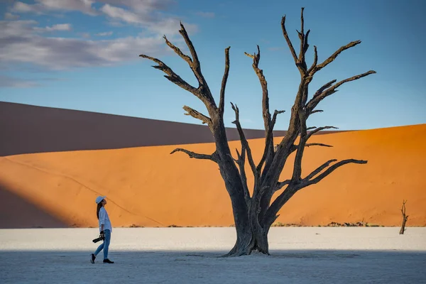 Tânără Fotografă Asiatică Călătoare Picioare Copac Mort Deadvlei Sossusvlei Timpul — Fotografie, imagine de stoc