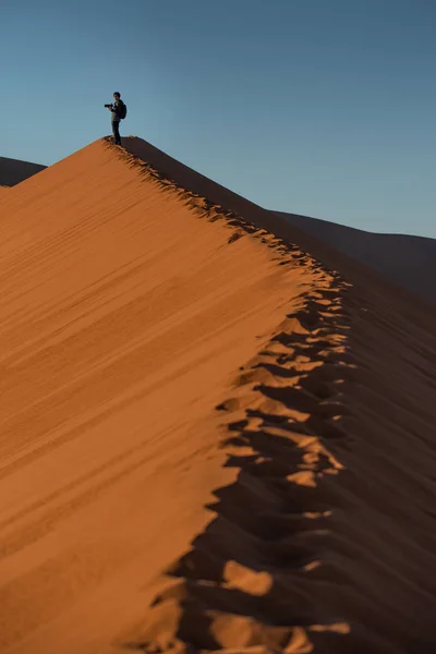 Tânăr Asiatic Călător Fotograf Stând Vârful Dunei Nisip Fotografiind Răsăritul — Fotografie, imagine de stoc