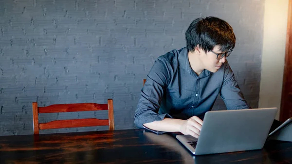 Homem Negócios Asiático Masculino Usando Óculos Trabalhando Com Computador Portátil — Fotografia de Stock