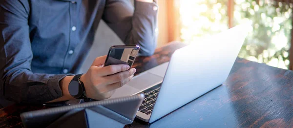 Masculin Mână Deține Smartphone Businessman Folosind Laptop Tableta Digitală Timp — Fotografie, imagine de stoc
