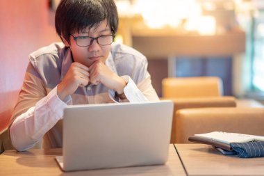 İş iş çözümü hakkında kafe düşüncesinde dizüstü bilgisayar kullanarak Asya iş adamı. Online sosyal ağ ile akıllı çalışma. Internet şeyler kavramları