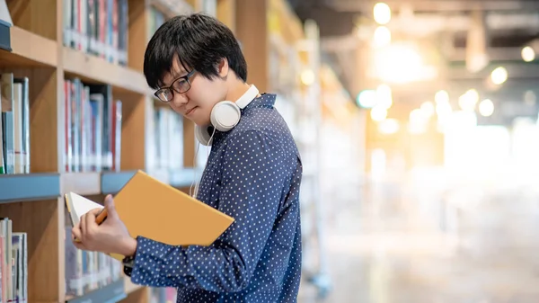 Asiatique Homme Étudiant Universitaire Livre Lecture Par Bibliothèque Dans Bibliothèque — Photo