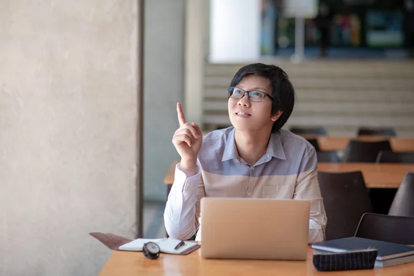 Jovem Estudante Universitário Asiático Com Óculos Apontando Dedo Para Cima — Fotografia de Stock