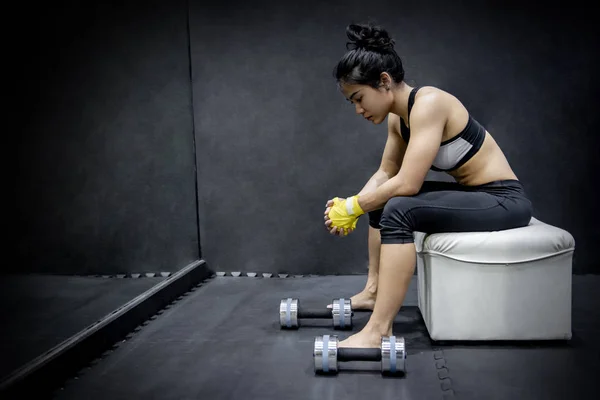 Young Asian Weight Trainer Woman Yellow Strap Wrist Sitting Dumbbells — Stock Photo, Image