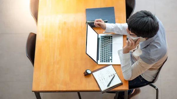 Ung Asiatisk Man Universitetsstudent Med Smartphone Medan Arbetar Med Laptop — Stockfoto