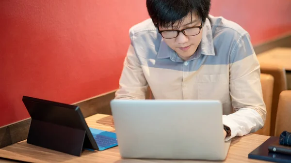 Homem Negócios Asiático Masculino Usando Óculos Trabalhando Com Computador Portátil — Fotografia de Stock