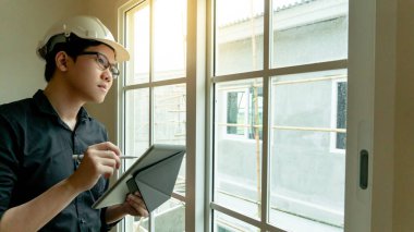 Asya mühendisi şantiye tablet kullanma