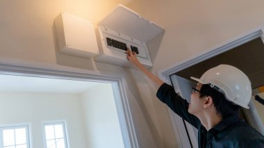 Asya teknisyeni elektrik pano yönetim kurulu denetleme