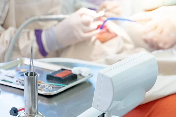 Instrumentos dentários e suprimentos médicos na clínica — Fotografia de Stock