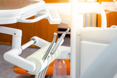 Aletleri dişçi ofisinde diş sandalye üzerinde