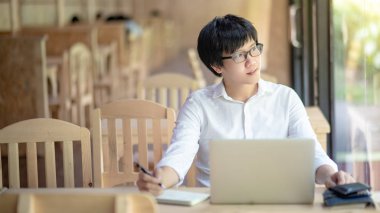 Asya iş adamı laptop ile çalışma