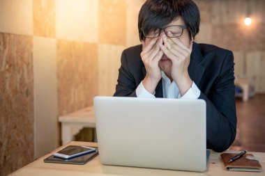Stresli hissediyor overworked Asya iş adamı