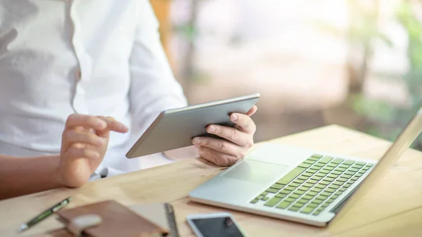 Homem de negócios masculino usando tablet digital — Fotografia de Stock