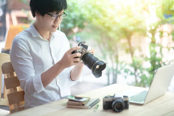 Ázsiai ember fotó, a digitális fényképezőgép ellenőrzése — Stock Fotó