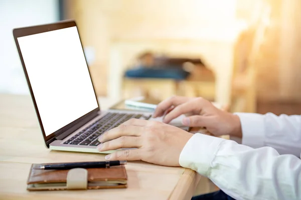 Mecanografía manual masculina en el teclado del ordenador portátil — Foto de Stock