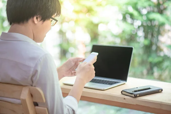 Empresário usando smartphone no aplicativo móvel — Fotografia de Stock