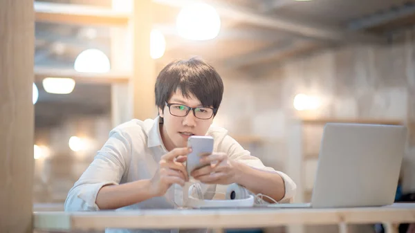 Pria Asia menggunakan smartphone di media sosial — Stok Foto