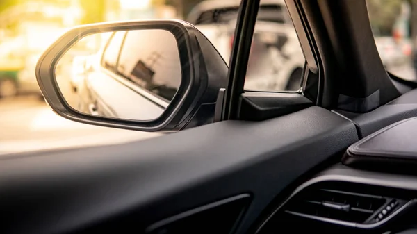 Espejo metálico del ala del coche moderno — Foto de Stock