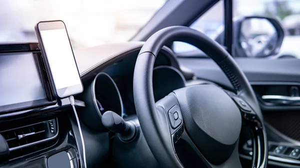 Smartphone con pantalla en blanco coche moderno — Foto de Stock