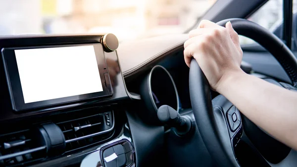 Conductor de mano sosteniendo el volante en el coche — Foto de Stock