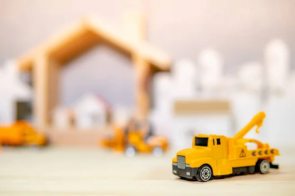 Gelbes Kranwagenmodell auf dem Tisch — Stockfoto
