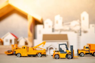 Ahşap masa üzerinde minyatür sarı kamyonlar