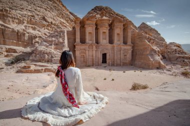 Petra, Ürdün'de oturan Asyalı kadın turist