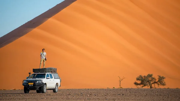 两名男子在露营车附近的橙色沙丘 — 图库照片