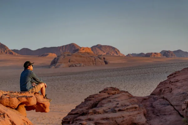Aziatische man reiziger in Wadi Rum Desert, Jordanië — Stockfoto
