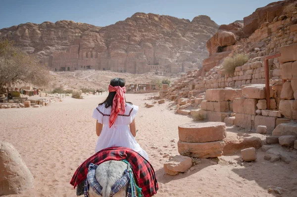 Asiatische Frau Touristin Reiten Esel in Petra, Jordanien — Stockfoto