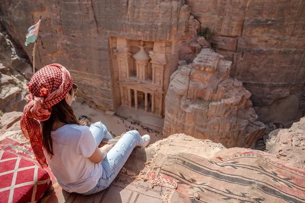 Femme asiatique voyageur assis à Petra, Jordanie — Photo