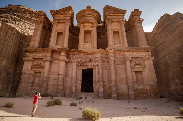 Azjatycki fotograf robienia zdjęć w Petra, Jordania — Zdjęcie stockowe