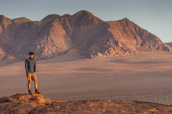 亚洲男子旅行者在瓦迪拉姆沙漠,约旦 — 图库照片
