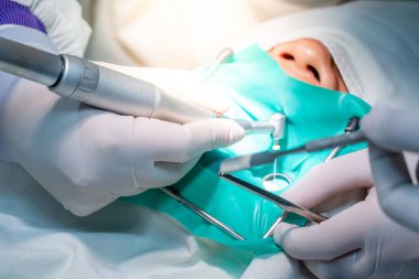 Diş hekimi el diş Kliniği hastada kür