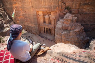 Petra, Ürdün'de oturan Asyalı bir gezgin
