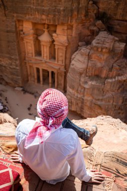 Petra, Ürdün'de oturan Asyalı bir gezgin