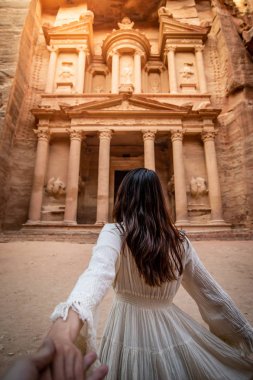 Petra, Ürdün'de Asyalı kadın turist el ele tutuşuyor
