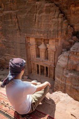 Petra, Ürdün'de oturan Asyalı bir gezgin