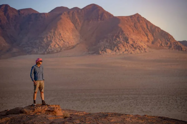 Călător asiatic în deșertul Wadi Rum, Iordania — Fotografie, imagine de stoc