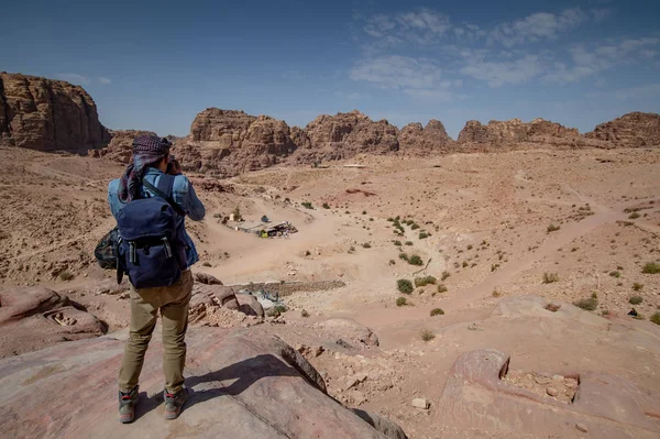 Hombre asiático tomando fotos de Petra, Jordania — Foto de Stock