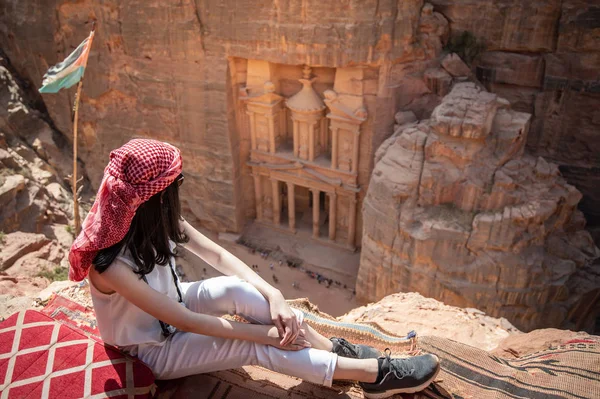 Femme asiatique voyageur assis à Petra, Jordanie — Photo