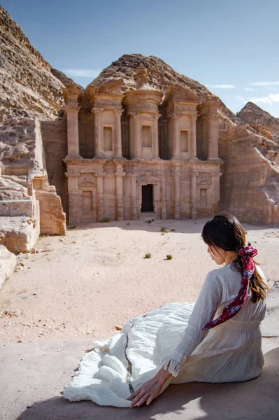 Mujer asiática turista sentada en Petra, Jordania —  Fotos de Stock