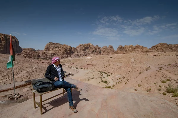 亚洲男子游客坐在木凳上 从风景的角度观察约旦佩特拉的岩石沙漠景观 中东旅游概念 — 图库照片