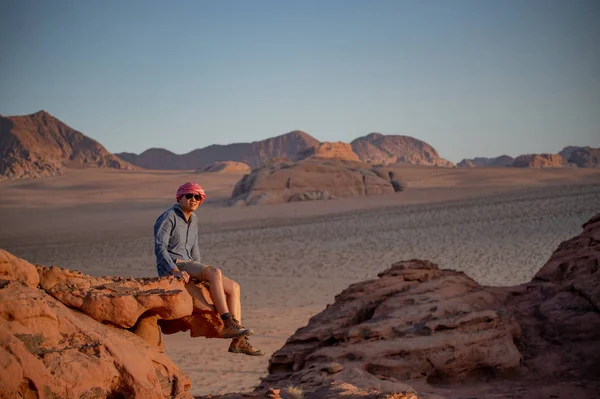 Călător asiatic în deșertul Wadi Rum, Iordania — Fotografie, imagine de stoc