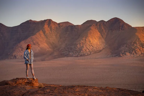 Femeie asiatică călător în deșertul Wadi Rum, Iordania — Fotografie, imagine de stoc