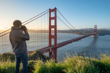 Golden Gate Köprüsü'nün fotoğrafını çeken fotoğrafçı