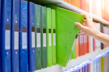 Kırtasiye dükkanında dosya klasörü seçimi erkek el