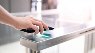 Otomatik kapı makinesini açmak için akıllı telefonu kullanma