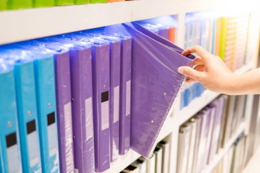 Kırtasiye dükkanında dosya klasörü seçimi erkek el