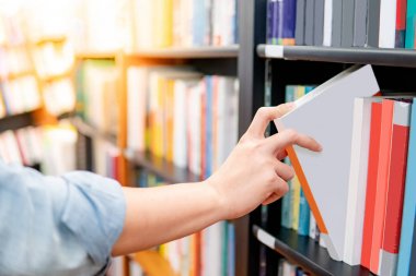 Kitaplık beyaz kitap seçimi erkek el